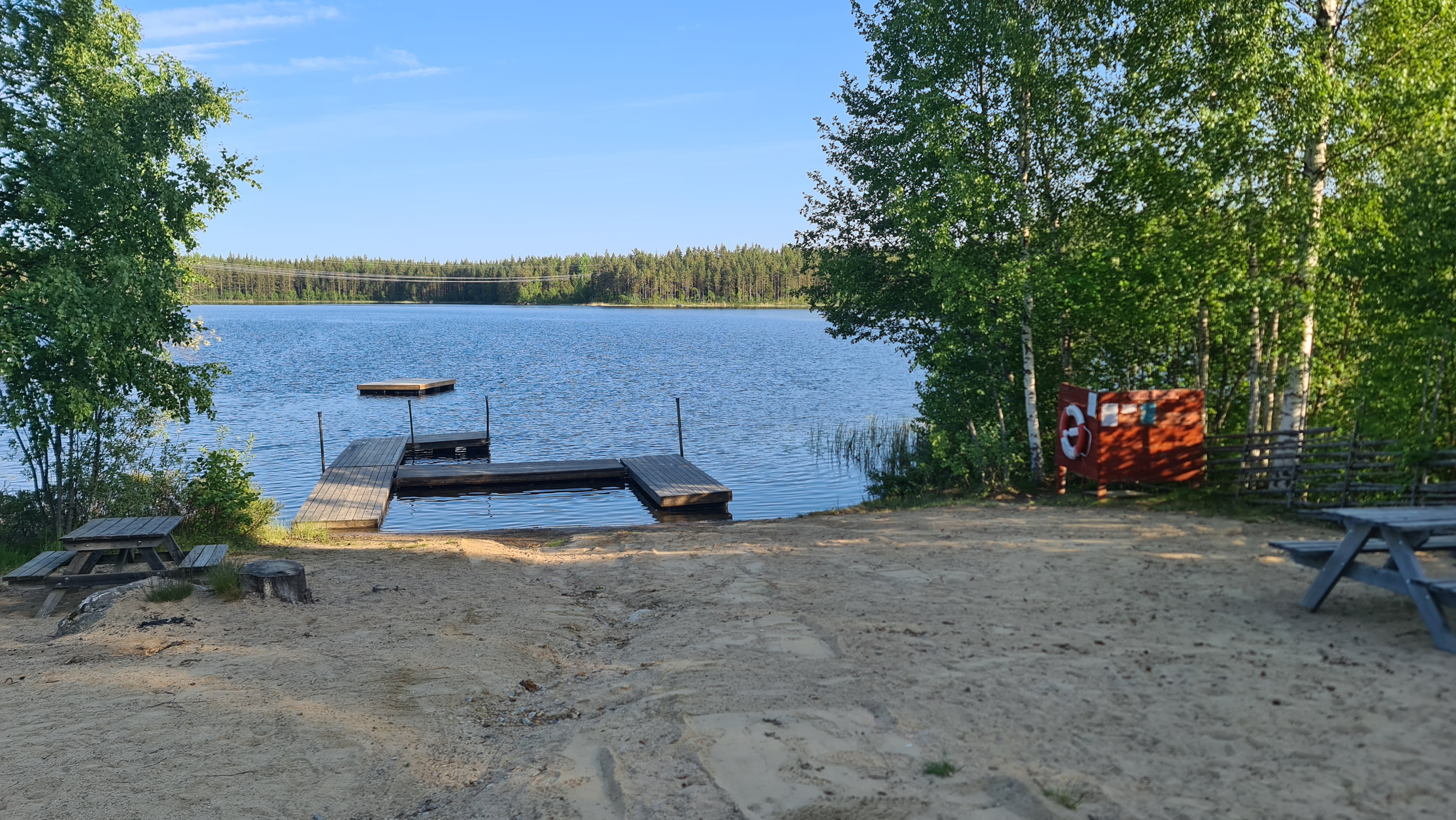 Bryggorna är nu ilagda vid badplatsen i Rännsjön.